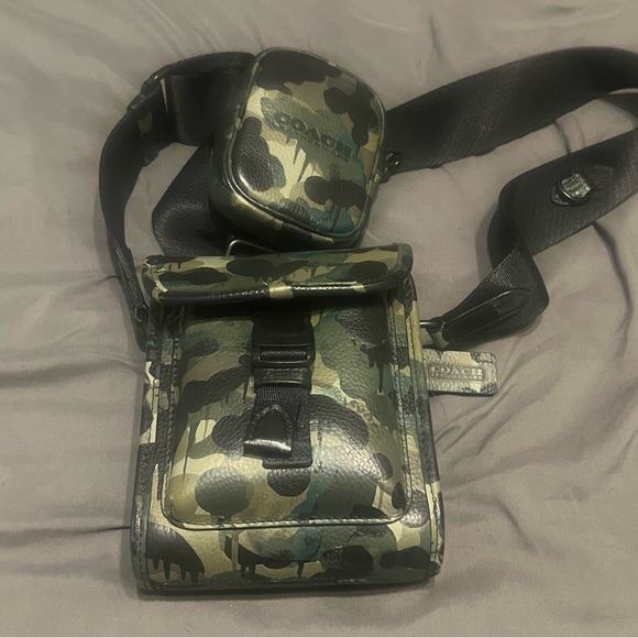 Coach Fatigue Slingbag (UNISEX) - Picture 2 of 6